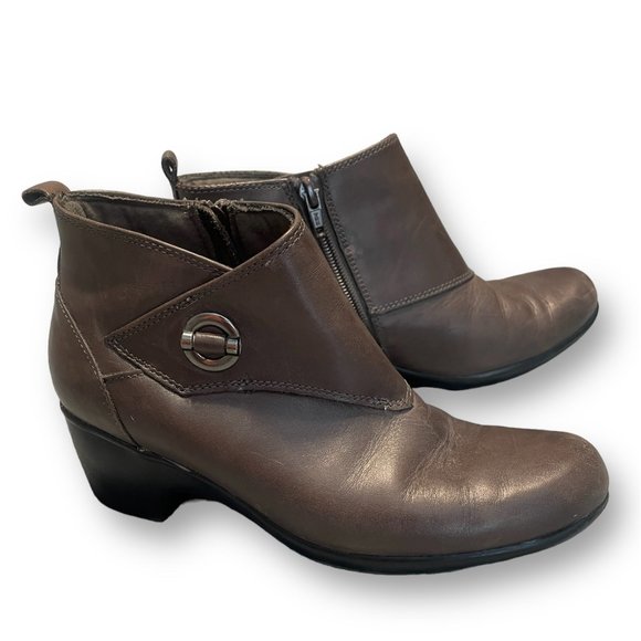 LN Clarks Brown Leather Ankle Boots 7 - Mahogany Booties - Picture 1 of 6
